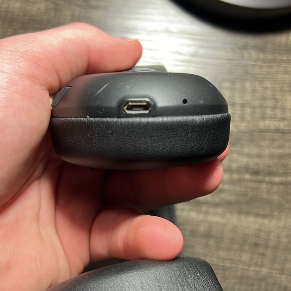 Skullcandy headphones wireless with adjustable volume settings Black barely used - Picture 5 of 5